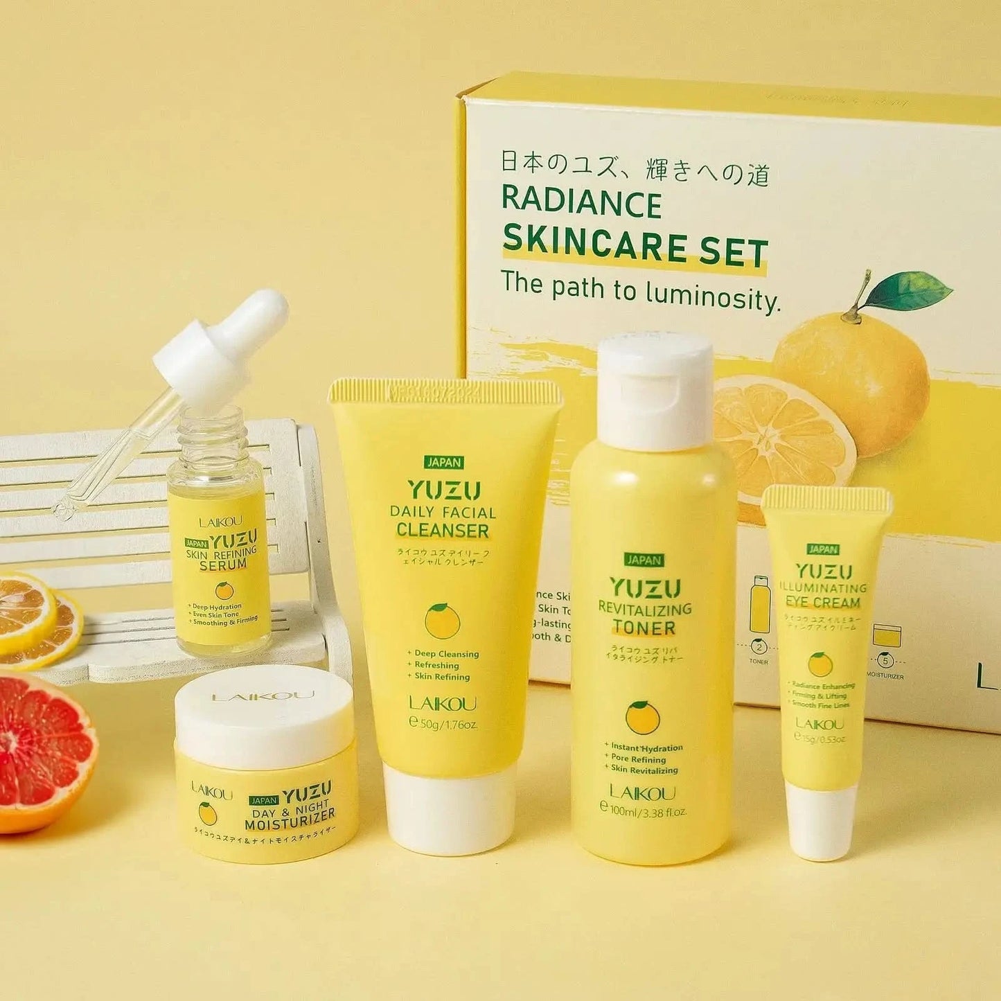 Un coffret de LAIKOU-Ensemble de soins de visage au pamplemousse du Japon de Jay Cosmetic offre une hydratation intense avec un nettoyant, un sérum, une lotion tonique et une crème. Adaptés à tous les types de peau, ils sont présentés sur un fond jaune avec des tranches de pamplemousse dans un emballage jaune assorti.