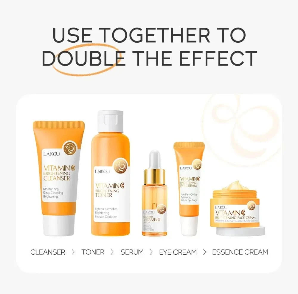 Lensemble de soins du visage à la vitamine C Laikou de Jay Cosmetic présente une collection de soins de la peau à la vitamine C sur un fond orange avec des tranches dorange. Il comprend un sérum, un nettoyant, un tonique, une crème et une crème pour les yeux dans un emballage orange vif et blanc pour une hydratation intense. La boîte présente des images orange avec les détails du produit.